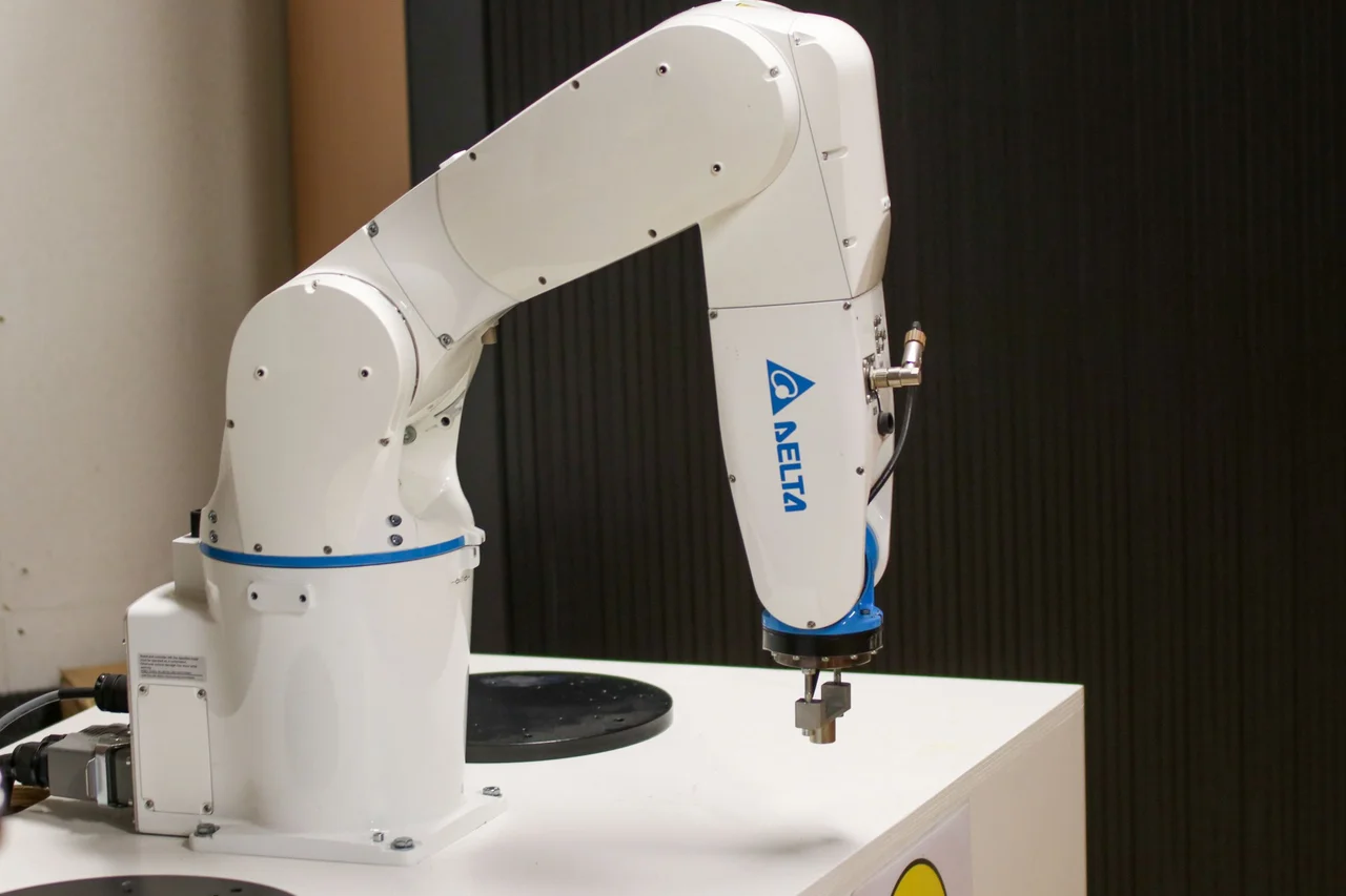 Precision robotic equipment with electronic control and tooling